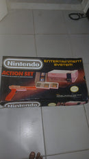 Nintendo Entertainment System – NES Action Set (Zapper + 2 Controles)